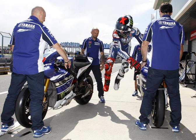 Gatto-Jorge salta da una Yamaha all'altra al cambio moto. Reuters